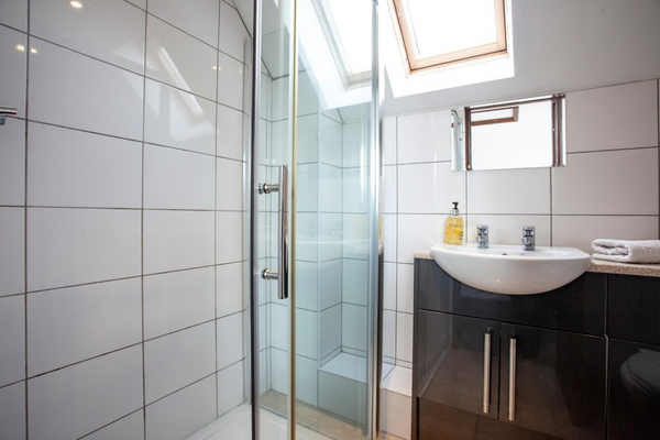 Swift Cottage Devon About main bedroom ensuite view (600 × 400 px)