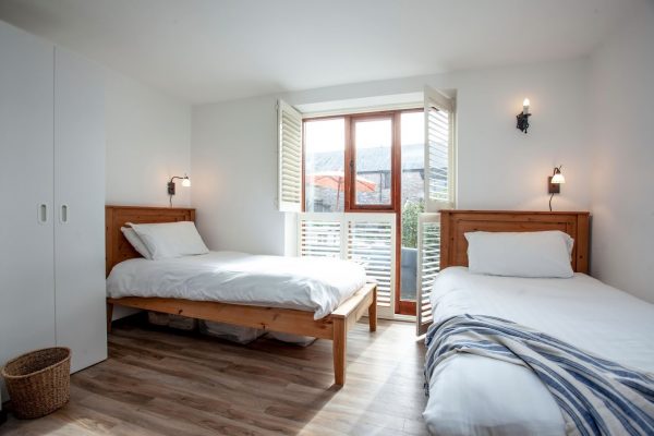 Swift-Cottage-Devon-twin-bedroom-1.jpg